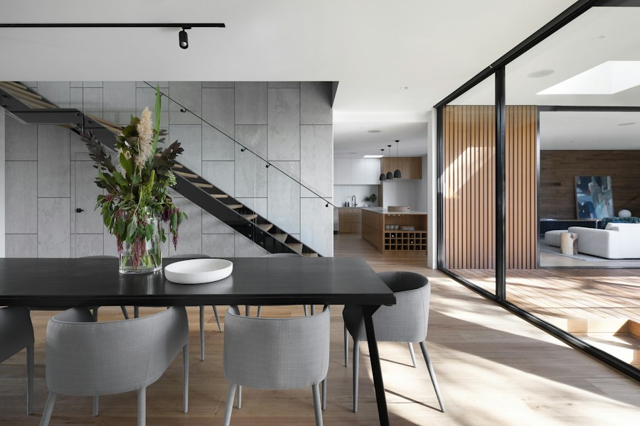 Espace minimaliste en béton et verre avec lumière traversante