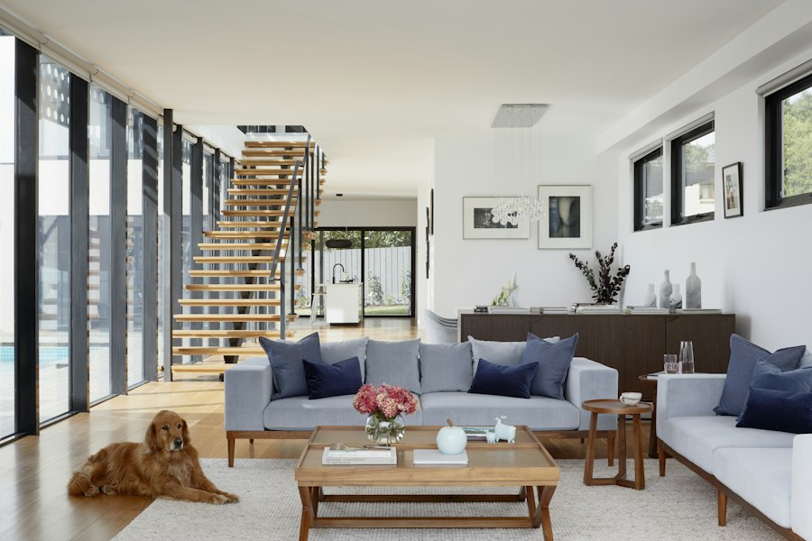 Grand loft lumineux avec structure apparente, escalier ouvert et baies vitrées